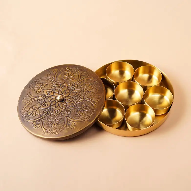 Антикварная латунный бокс для приправ, Иша Лайф; Antique textured brass condiments box, Isha Life — купить в интернет-магазине