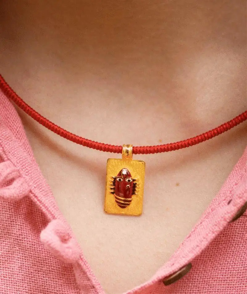 Золотой кулон Линг Бхайрави 22 карата - 4 г, Иша Лайф; Linga Bhairavi 22KT Gold Pendant - 4 gm (Kumkum), Isha Life — миниатюра 3